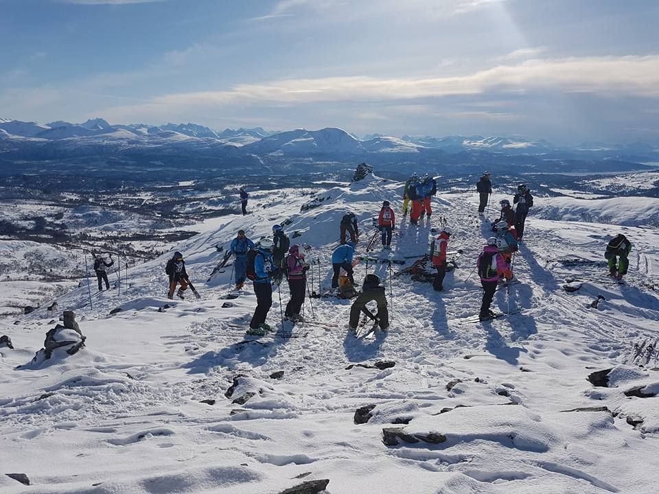 Mennesker samlet med skiutstyr 